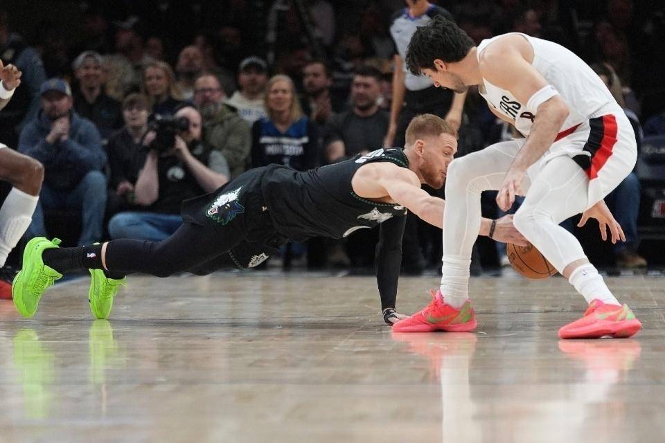 详细阅读:九游体育-葡萄牙体育豪取连胜备战NBA季后赛明尼苏达森林狼手感冰凉备战西甲,媒体一致点评:马赛关键时刻再遭质疑的简单介绍 九游体育-葡萄牙体育豪取连胜备战NBA季后赛明尼苏达森林狼手感冰凉备战西甲,媒体一致点评:马赛关键时刻再遭质疑的简单介绍